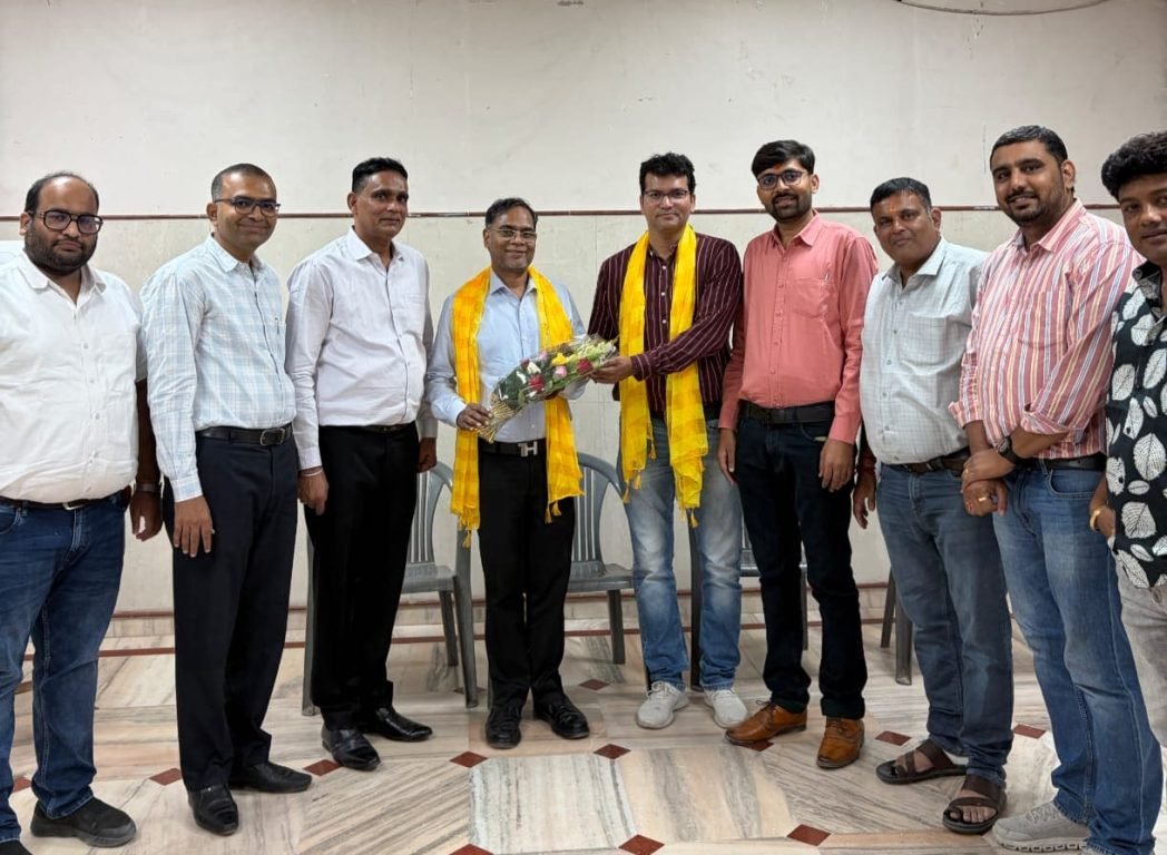MIBF members felicitating a participant with a bouquet at the first Bikaner business networking event.